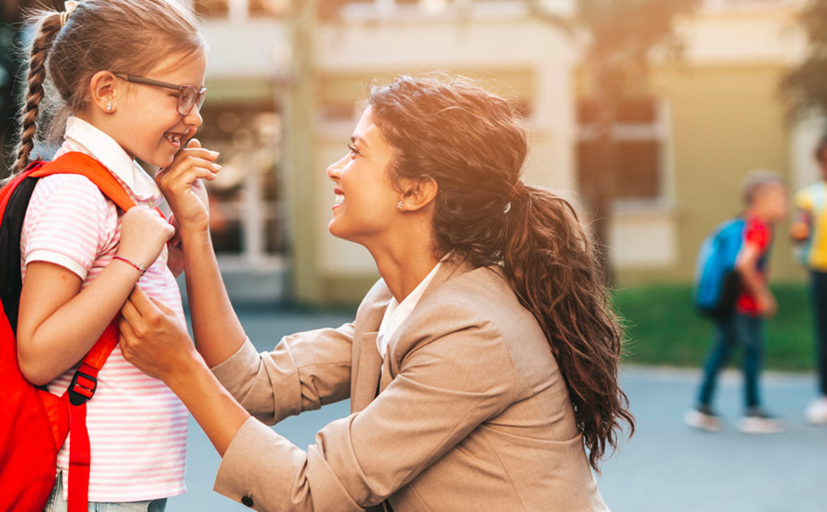 mamma con figlia che ha i pidocchi che va a scuola