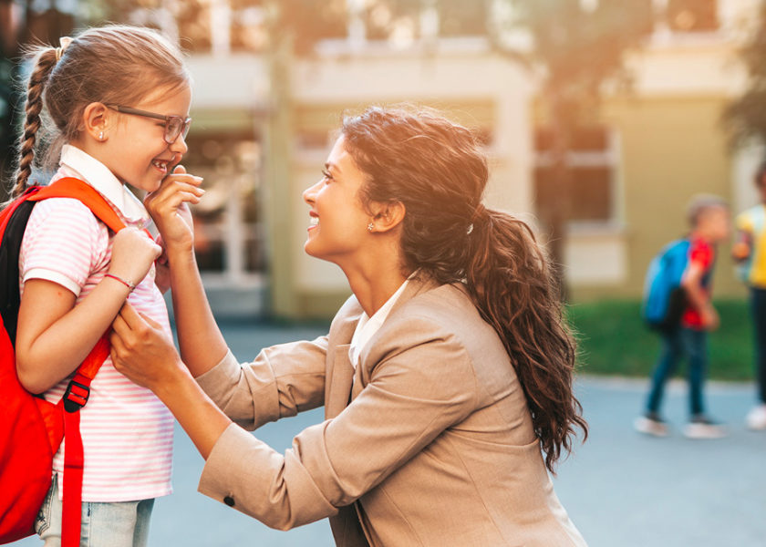 mamma con figlia che ha i pidocchi che va a scuola