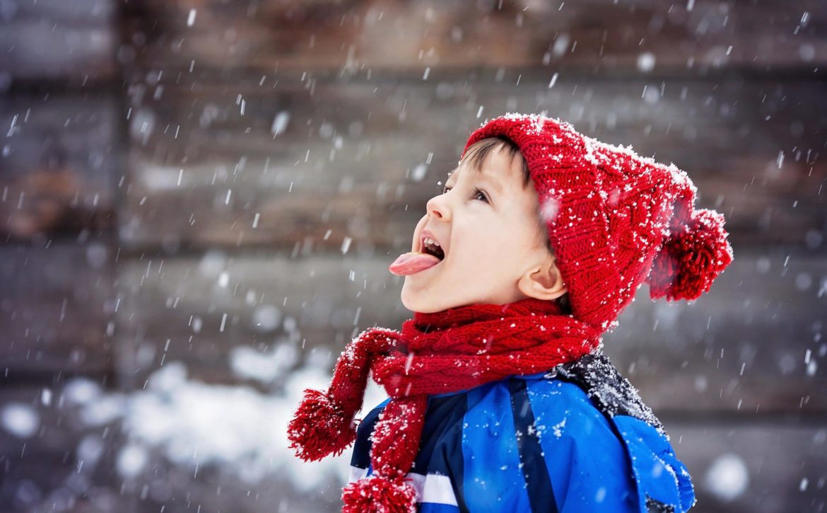 bambino con i pidocchi in inverno