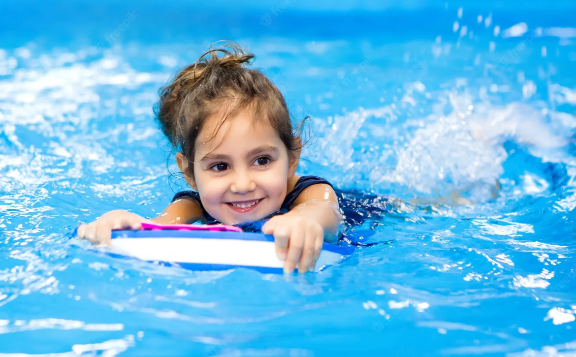 bambina in piscina con i pidocchi