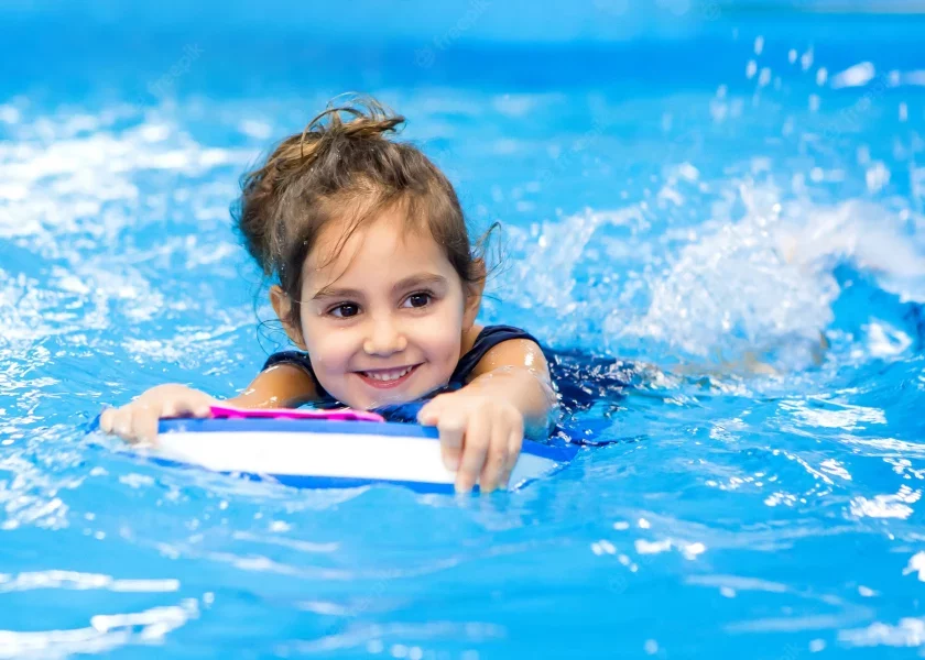 bambina in piscina con i pidocchi