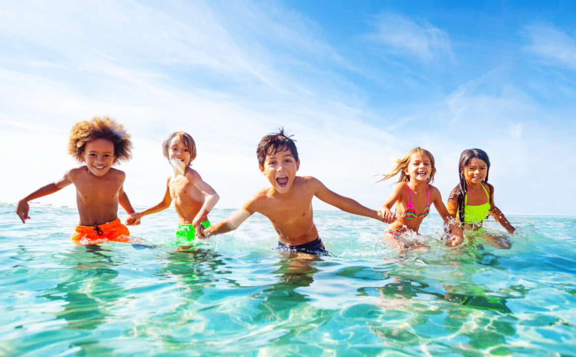 bambini che d'estate giocano a mare