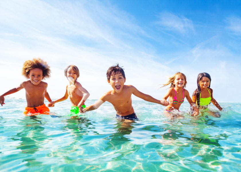 bambini che d'estate giocano a mare