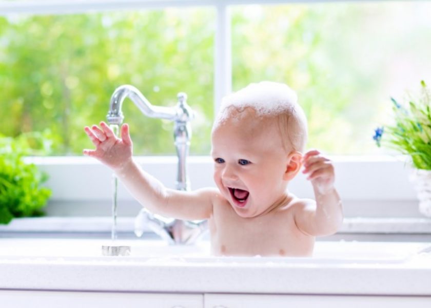 bambino con i pidocchi che fa il bagno