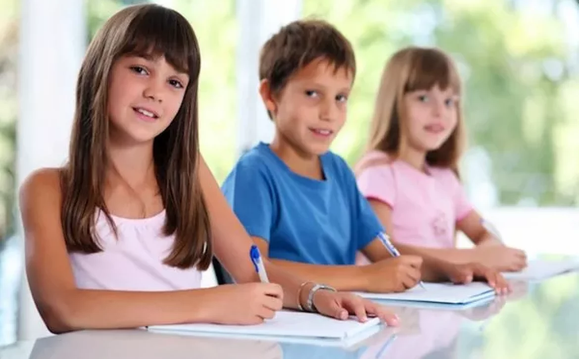 tre bambini che fanno i compiti a casa per scuola