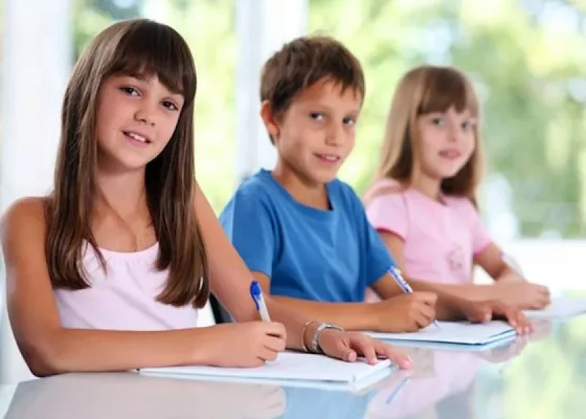 tre bambini che fanno i compiti a casa per scuola