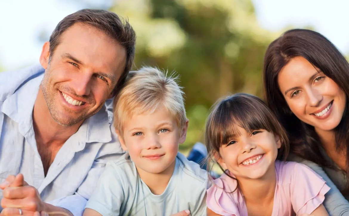 famiglia felice e figli senza pidocchi