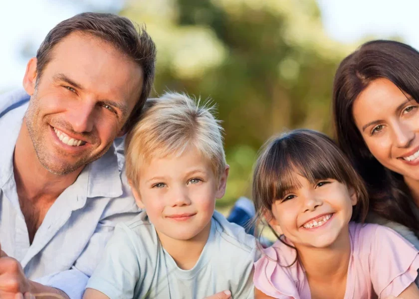 famiglia felice e figli senza pidocchi