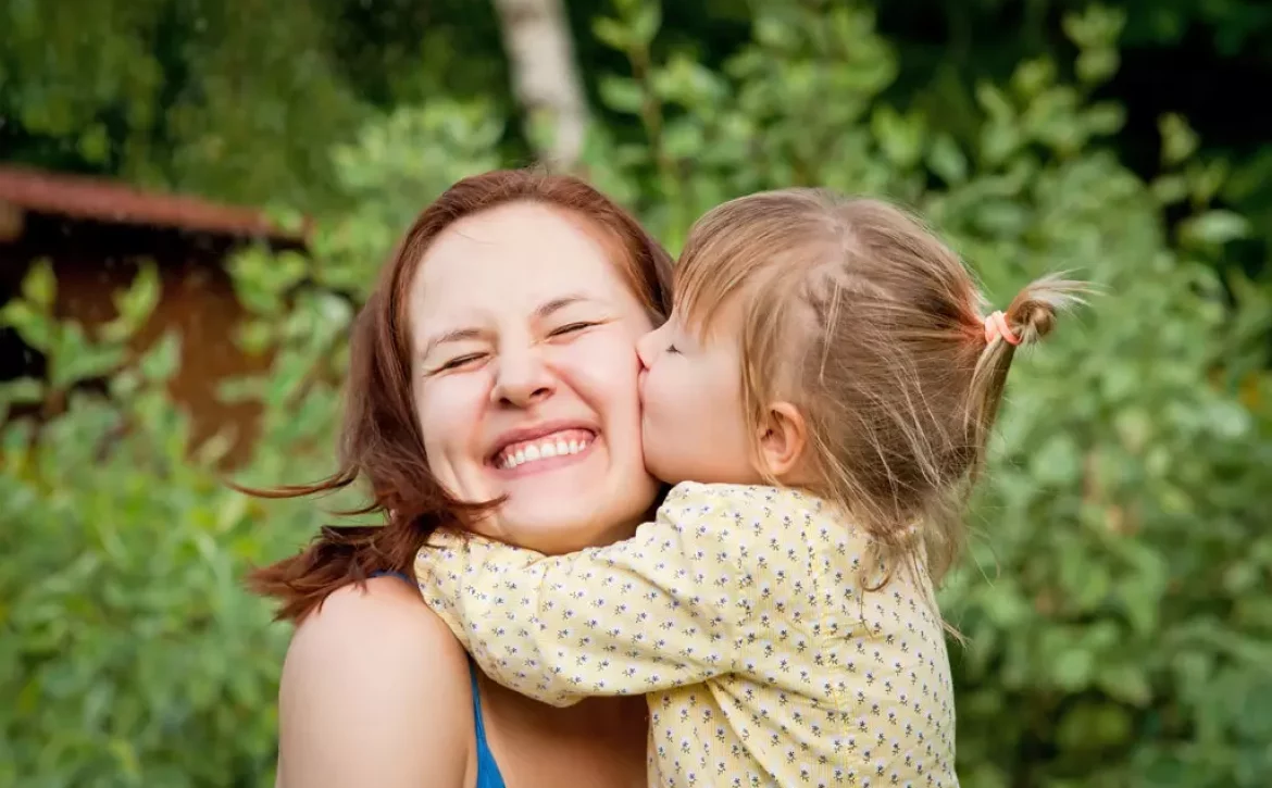 mamma e figlia con pidocchi