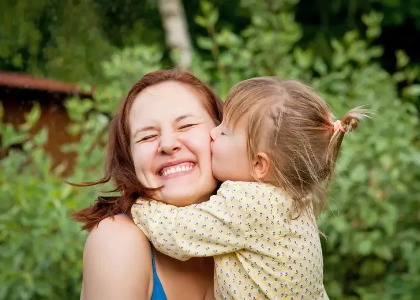 mamma e figlia con pidocchi